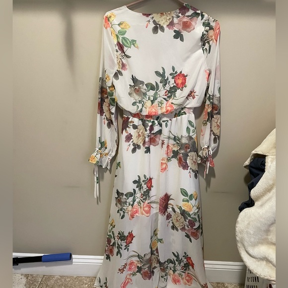 Great dress, has flowers and chest piece - Picture 5 of 6